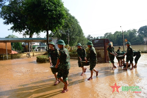 Bộ đội giúp dân khắc phục hậu quả lũ lụt tại Hà Tĩnh